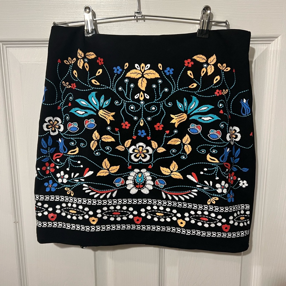 Printed zip back fitted skirt